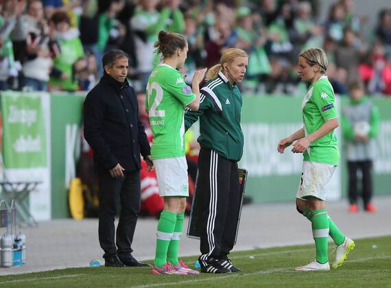 Martina Mueller (VfL Wolfsburg) wird ausgewechselt, unter traenen verlaesst sie den Platz. Es war ihr letzter Auftritt im heimischen stadion. Nach der saison beendet sie ihre Karriere. Verena Faisst (VfL Wolfsburg) wird für sie hier eingewechselt. VfL Wolfsburg vs. Paris Saint Germain