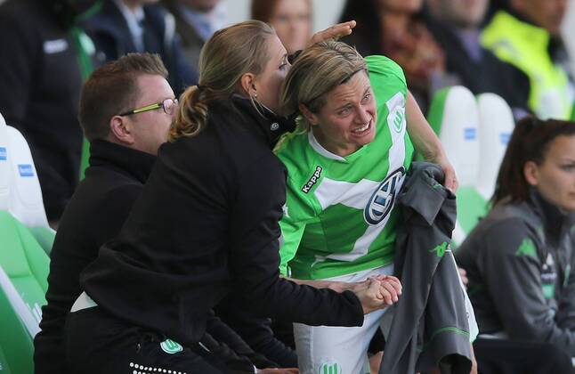 Martina Mueller (VfL Wolfsburg) wird ausgewechselt, unter traenen verlaesst sie den Platz. Es war ihr letzter Auftritt im heimischen stadion. Nach der saison beendet sie ihre Karriere. .Hier drückt sie Co-trainerin Britta Carlson. VfL Wolfsburg vs. Paris Saint Germain
