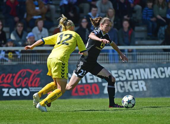 19.04.2015, xjhx, Fussball Champions League 1 2 Finale, 1.FFC Frankfurt - Broendby IF Kopenhagen, v.l. Stine Larsen (Broendby IF Kopenhagen), Bianca Schmidt (1.FFC Frankfurt)