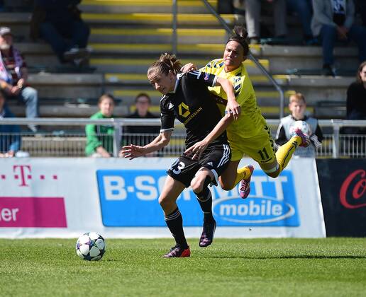 19.04.2015, xjhx, Fussball Champions League 1 2 Finale, 1.FFC Frankfurt - Broendby IF Kopenhagen, v.l. Bianca Schmidt (1.FFC Frankfurt), Katrine Veje (Broendby IF Kopenhagen) elfmeterfoul