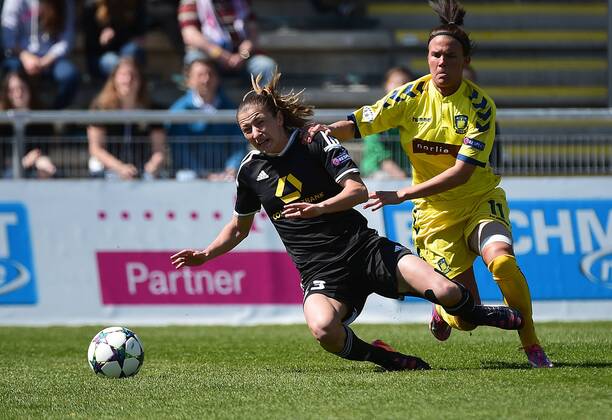 19.04.2015, xjhx, Fussball Champions League 1 2 Finale, 1.FFC Frankfurt - Broendby IF Kopenhagen, v.l. Bianca Schmidt (1.FFC Frankfurt), Katrine Veje (Broendby IF Kopenhagen) elfmeterfoul