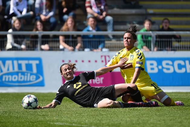 19.04.2015, xjhx, Fussball Champions League 1 2 Finale, 1.FFC Frankfurt - Broendby IF Kopenhagen, v.l. Bianca Schmidt (1.FFC Frankfurt), Katrine Veje (Broendby IF Kopenhagen) elfmeterfoul