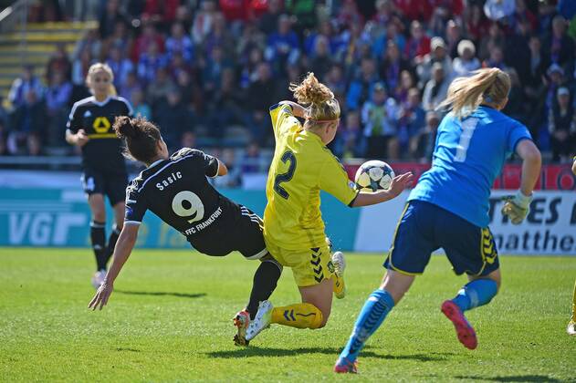 19.04.2015, xjhx, Fussball Champions League 1 2 Finale, 1.FFC Frankfurt - Broendby IF Kopenhagen, v.l. Celia Sasic (1.FFC Frankfurt), Mie Jans (Broendby IF Kopenhagen), Katrine Abel (Broendby IF Kopenhagen) Goal scored, Tor zum 6:0