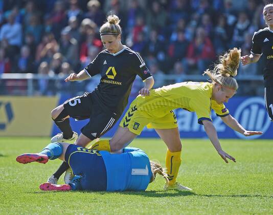 19.04.2015, xjhx, Fussball Champions League 1 2 Finale, 1.FFC Frankfurt - Broendby IF Kopenhagen, v.l. Katrine Abel (Broendby IF Kopenhagen), Svenja Huth (1.FFC Frankfurt), Mie Jans (Broendby IF Kopenhagen)