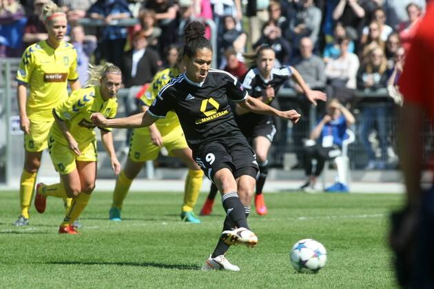 Halbfinale der UEFA Women s Champions League: 1. FFC Frankfurt gegen Bröndby IF am Sonntag (19.04.2015) im Stadion am Brentanobad in Frankfurt am Main. Celia Sasic (1. FFC Frankfurt) verwandelt Elfmeter zum 1:0.