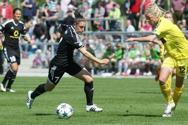 Halbfinale der UEFA Women s Champions League: 1. FFC Frankfurt gegen Bröndby IF am Sonntag (19.04.2015) im Stadion am Brentanobad in Frankfurt am Main. Veronica Boquete (1. FFC Frankfurt, L), Stine Larsen (Bröndby IF).