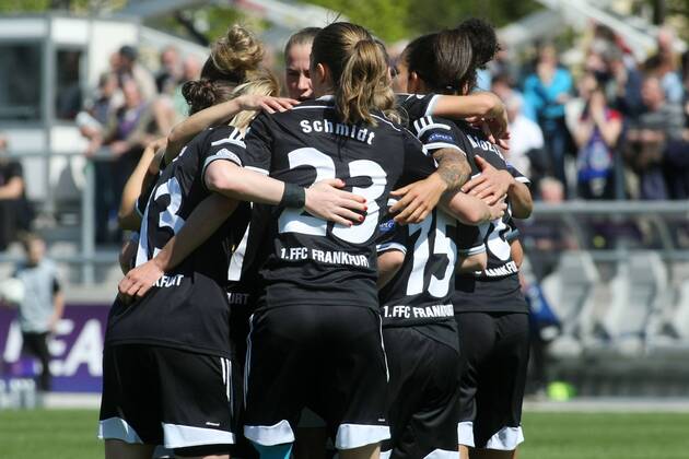 Halbfinale der UEFA Women s Champions League: 1. FFC Frankfurt gegen Bröndby IF am Sonntag (19.04.2015) im Stadion am Brentanobad in Frankfurt am Main. Jubel Frankfurt nach Eigentor zum 2:0 durch Rikke Sevecke (Bröndby IF).