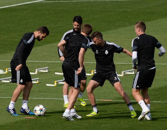 ESPANA, MADRID 21 APR: Nacho Fernandez, Isco, Toni Kroos training in Ciudad Deportiva Real Madrid (Valdebebas), for the next match Champions League 2014 15 Real Madrid VS Atletico de Madrid in stadium Santiago Bernabeu (Madrid). 21th april of 2015 (Madrid). (Isa Saiz Cordon Press). 