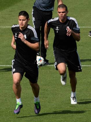 ESPANA, MADRID 21 APR: James Rodriguez, Pepe training in Ciudad Deportiva Real Madrid (Valdebebas), for the next match Champions League 2014 15 Real Madrid VS Atletico de Madrid in stadium Santiago Bernabeu (Madrid). 21th april of 2015 (Madrid). (Isa Saiz Cordon Press). 