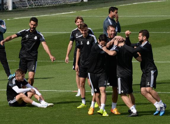 ESPANA, MADRID 21 APR: Isco, Sergio Ramos, Nacho Fernandez Fernandez, Alvaro Arbeloa, Toni Kroos joke Daniel Carvajal in Ciudad Deportiva Real Madrid (Valdebebas), for the next match Champions League 2014 15 Real Madrid VS Atletico de Madrid in stadium Santiago Bernabeu (Madrid). 21th april of 2015 (Madrid). (Isa Saiz Cordon Press). 