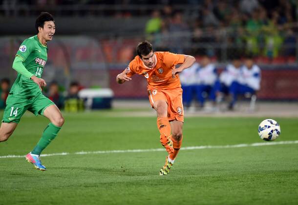 Aktuell Fußball, AFC Champions League, Beijing Guoan - Brisbane Roar (150421) -- BEIJING, April 21, 2015 -- Andrija Kaluderovic (R) of Australia s Brisbane Roar scores during a Group G match at the AFC Champions League 2015 against China s Beijing Guoan in Beijing, capital of China, April 21, 2015. ) (SP)CHINA-BEIJING-AFC CHAMPIONS LEAUGE GuoxYong 