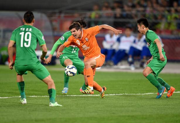 Aktuell Fußball, AFC Champions League, Beijing Guoan - Brisbane Roar (150421) -- BEIJING, April 21, 2015 -- Andrija Kaluderovic (C) of Australia s Brisbane Roar breaks through during a Group G match at the AFC Champions League 2015 against China s Beijing Guoan in Beijing, capital of China, April 21, 2015. ) (SP)CHINA-BEIJING-AFC CHAMPIONS LEAUGE GuoxYong 