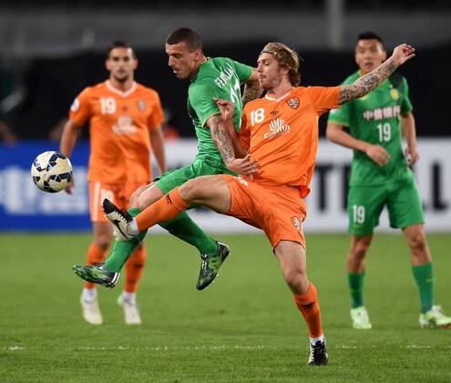 Aktuell Fußball, AFC Champions League, Beijing Guoan - Brisbane Roar (150421) -- BEIJING, April 21, 2015 -- Luke Brattan (R) of Australia s Brisbane Roar vies the ball with Erton Fejzullahu of China s Beijing Guoan during a Group G match at the AFC Champions League 2015 in Beijing, capital of China, April 21, 2015. ) (SP)CHINA-BEIJING-AFC CHAMPIONS LEAUGE GuoxYong 