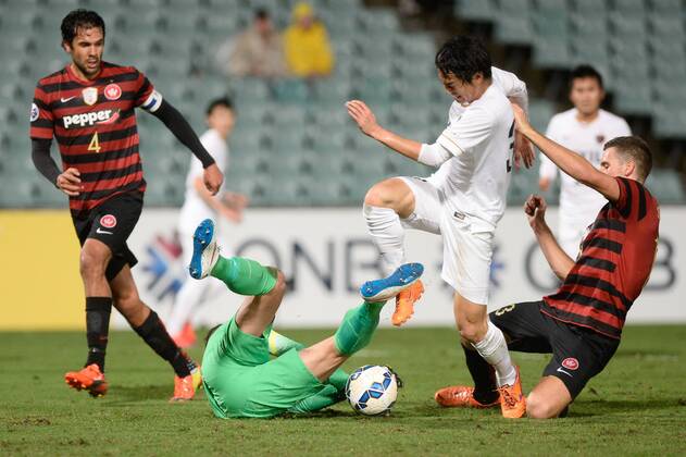 21.04.2015. Sydney, Australia. AFC Champions League. Western Sydney Wanderers versus Kashima Antlers. Wanderers goalkeeper Ante Covic saves at the feet of Kashima midfielder Mu Kanazaki. Kashima won 2-1. xNigelxOwenx  ActionPlus11614733