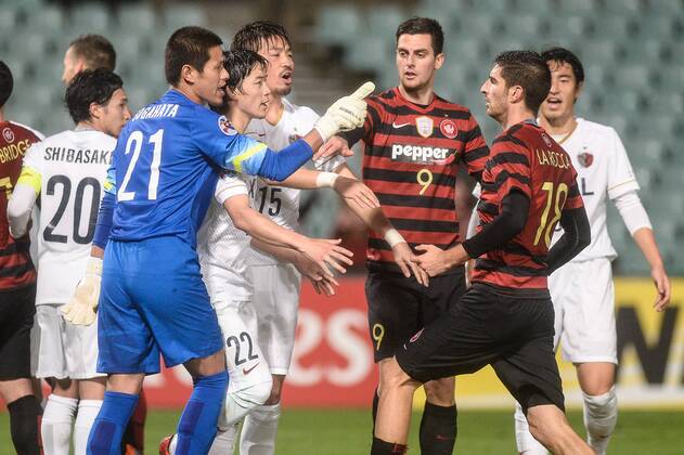 21.04.2015. Sydney, Australia. AFC Champions League. Western Sydney Wanderers versus Kashima Antlers. Wanderers midfielder Iacopo La Rocca upsets the Kashima defence. Kashima won 2-1. xNigelxOwenx  ActionPlus11614744