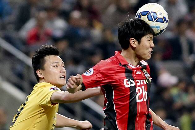 SEOUL, SOUTH KOREA - APRIL 21: (CHINA OUT) Gao Lin 29 of Guangzhou Evergrande and Kim Nam-chun 26 of FC Seoul battle for the ball during the AFC Champions League Group H match between FC Seoul and Guangzhou Evergrande at Seoul World Cup Stadium on April 21, 2015 in Seoul, South Korea.  CFP466313646 
