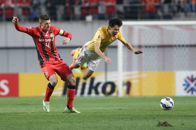 SEOUL, SOUTH KOREA - APRIL 21: (CHINA OUT) Liu Jian 17 of Guangzhou Evergrande and Osmar Barba 4 of FC Seoul battle for the ball during the AFC Champions League Group H match between FC Seoul and Guangzhou Evergrande at Seoul World Cup Stadium on April 21, 2015 in Seoul, South Korea.  CFP466313653 