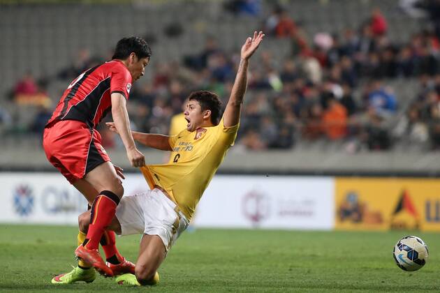 SEOUL, SOUTH KOREA - APRIL 21: (CHINA OUT) Elkeson 9 of Guangzhou Evergrande and Kim Jin-kyu 6 of FC Seoul battle for the ball during the AFC Champions League Group H match between FC Seoul and Guangzhou Evergrande at Seoul World Cup Stadium on April 21, 2015 in Seoul, South Korea.  CFP466317102 