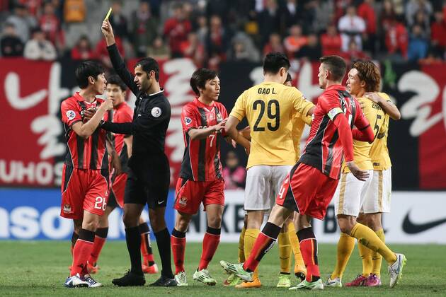 SEOUL, SOUTH KOREA - APRIL 21: (CHINA OUT) Kim Nam-chun 26 of FC Seoul receives a yellow card from referee during the AFC Champions League Group H match between FC Seoul and Guangzhou Evergrande at Seoul World Cup Stadium on April 21, 2015 in Seoul, South Korea.  CFP466318907 