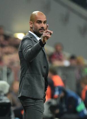21.04.2015, xjhx, Fussball UEFA Champions League, FC Bayern Muenchen - FC Porto, v.l. Pep Guardiola (Trainer FC Bayern Muenchen) gibt Anweisungen, gestikuliert, mit den Armen gestikulieren gives instructions, gesticulate.