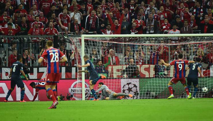 21.04.2015, xjhx, Fussball UEFA Champions League, FC Bayern Muenchen - FC Porto, v.l. Thiago Alcantara (FC Bayern Muenchen), Fabiano (FC Porto) Goal scored, Tor zum 1:0