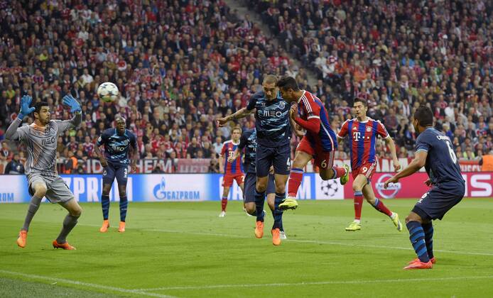 21.04.2015, Fussball Championsleague 2014 2015, Viertelfinale Rückspiel, FC Bayern München - FC Porto, in der Allianz-Arena München. Kopfballtor zum 1:0 von Thiago (2.v.re, Bayern München), Maicon (mi, FC Porto) und Torwart Fabiano (li, FC Porto) ohne Chance. 