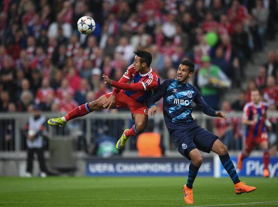 THIAGO (BAY) - Diego REYES (re FCP) Fussball international UEFA Championsleague, Saison 2014 2015, Viertelfinale Rueckspiel: FC Bayern Muenchen - FC Porto in Muenchen, Deutschland am 21.04.2015,