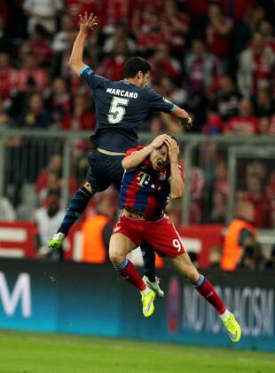 Ivan Marcano, Robert Lewandowski Aktion Spielszene Zweikampf Fußball Fussball UEFA Championsleague Herren Viertelfinale Rückspiel Saison 2014 2015 21.04.2015 FC Bayern München vs. FC Porto