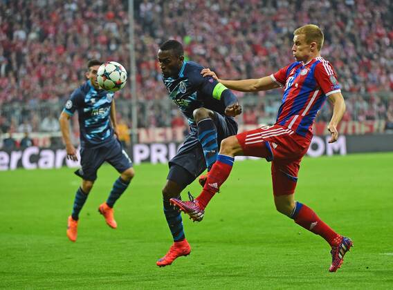 21.04.2015, xjhx, Fussball UEFA Champions League, FC Bayern Muenchen - FC Porto, v.l. Jackson Martinez (FC Porto), Holger Badstuber (FC Bayern Muenchen)