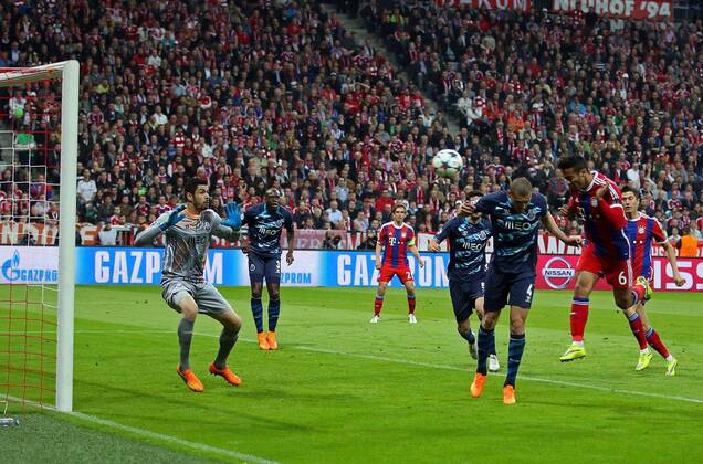 Thiago ALCANTARA, FCB 6 Torschuss, schiesst das Tor zum 1-0 per Kopf gegen FABIANO TW, MAICON FC BAYERN MUENCHEN - FC PORTO , Fussball UEFA Champions League, Viertelfinale Rueckspiel, Muenchen, 21.04.2015 CL Saison 2014 2015, FCB, Muenchen