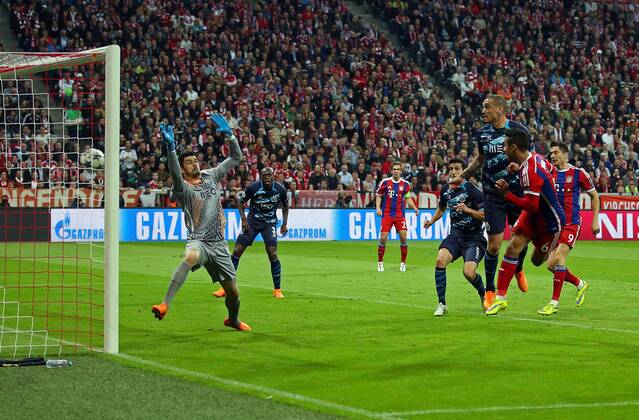 Thiago ALCANTARA, FCB 6 Torschuss, schiesst das Tor zum 1-0 per Kopf gegen FABIANO TW, MAICON FC BAYERN MUENCHEN - FC PORTO , Fussball UEFA Champions League, Viertelfinale Rueckspiel, Muenchen, 21.04.2015 CL Saison 2014 2015, FCB, Muenchen