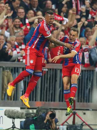 Jerome BOATENG (FCB 17) Torschuss, schiesst das Tor zum 2-0 Jubel, Freude, Emotionen, Feiern, Lachen, jubelt, freuen, reisst die Arme hoch, ballt die Faust FC BAYERN MUENCHEN - FC PORTO , Fussball UEFA Champions League, Viertelfinale Rueckspiel, Muenchen, 21.04.2015 CL Saison 2014 2015, FCB, Muenchen