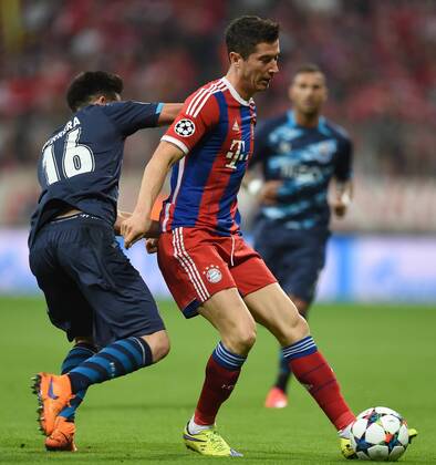 FUSSBALL CHAMPIONS LEAGUE SAISON 2014 2015 VIERTELFINALE RUECKSPIEL FC Bayern Muenchen - FC Porto 21.04.2015 Hector Herrera (li, FC Porto) gegen Robert Lewandowski (re, FC Bayern Muenchen) 