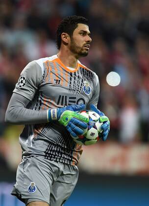 FUSSBALL CHAMPIONS LEAGUE SAISON 2014 2015 VIERTELFINALE RUECKSPIEL FC Bayern Muenchen - FC Porto 21.04.2015 Torwart Fabiano (FC Porto) 