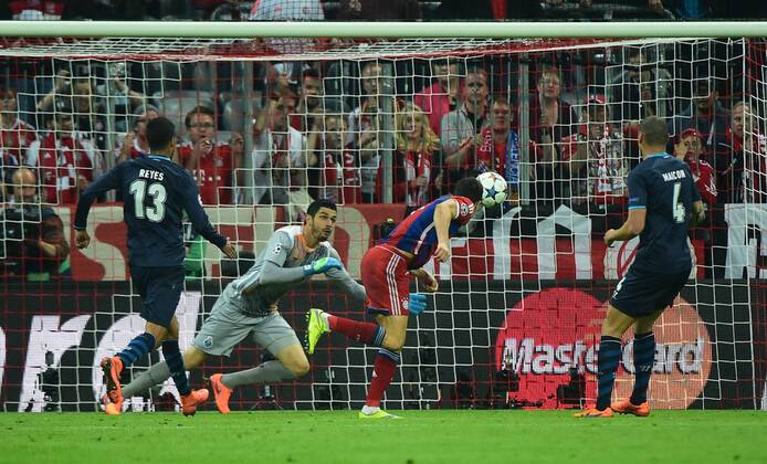 21.04.2015, xjhx, Fussball UEFA Champions League, FC Bayern Muenchen - FC Porto, v.l. Fabiano (FC Porto), Robert Lewandowski (FC Bayern Muenchen) Goal scored, Tor zum 3:0