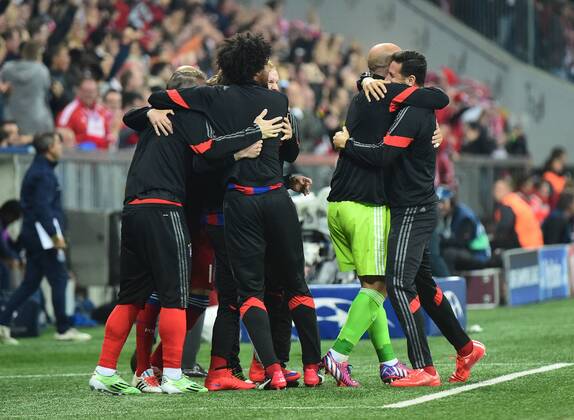 21.04.2015, xjhx, Fussball UEFA Champions League, FC Bayern Muenchen - FC Porto, v.l. Dante (FC Bayern Muenchen) und team celebrate the goal, Torjubel zum 3:0