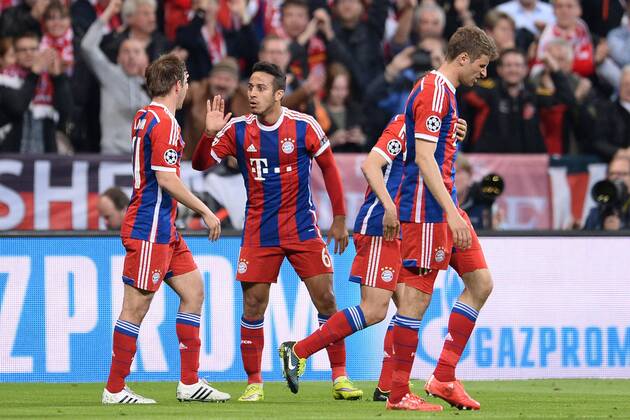 Fußball Champions League Viertelfinale Bayern München - FC Porto am 21.04.2015 in der Allianz Arena in München Thiago ( München ), mitte - Philipp Lahm ( München ), links freuen sich über das 3:0