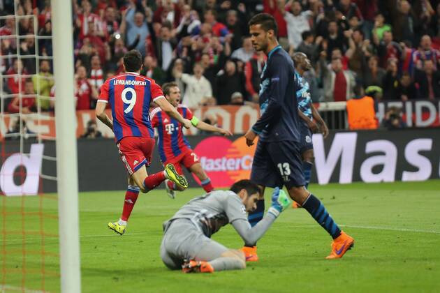 21.04.2015, xjfx, Fussball UEFA Champions League, FC Bayern Muenchen - FC Porto, v.l. Robert Lewandowski (FC Bayern Muenchen),Philipp Lahm (FC Bayern Muenchen),Torjubel, Goal celebration, celebrate the goal ,Fabiano (FC Porto),Diego Reyes (FC Porto),enttaeuscht, enttaeuscht schauend, dissapointed