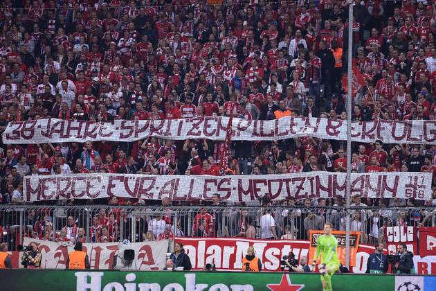 Fußball Champions League Viertelfinale Bayern München - FC Porto am 21.04.2015 in der Allianz Arena in München Banner der Münchener Fans