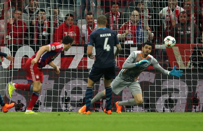 Robert Lewandowski Kopfballtor zum 3:0, Maicon Pereira Roque, Torwart Fabiano Fußball Fussball UEFA Championsleague Herren Viertelfinale Rückspiel Saison 2014 2015 21.04.2015 FC Bayern München vs. FC Porto