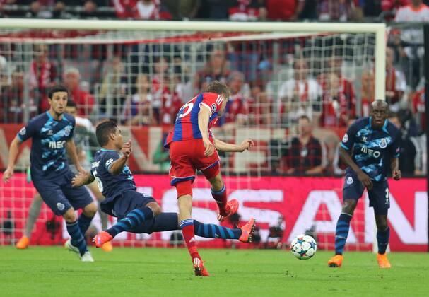fcb25 Thomas MUELLER, MÜLLER, FCB 25 Torschuss, schiesst das Tor zum 4-0 FC BAYERN MUENCHEN - FC PORTO , Fussball UEFA Champions League, Viertelfinale Rueckspiel, Muenchen, 21.04.2015 CL Saison 2014 2015, FCB, Muenchen