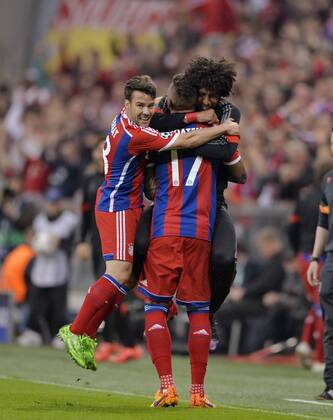21.04.2015, Fussball Championsleague 2014 2015, Viertelfinale Rückspiel, FC Bayern München - FC Porto, in der Allianz-Arena München. Dante (Bayern München) jubelt als Ersatzspieler mit Jerome Boateng (Bayern). li: Juan Bernat (Bayern). 
