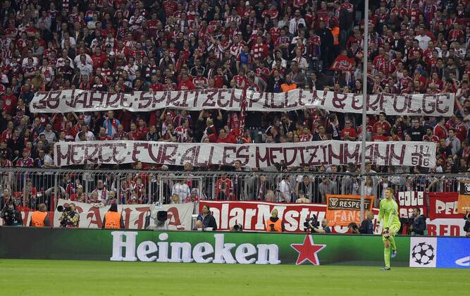 21.04.2015, Fussball Championsleague 2014 2015, Viertelfinale Rückspiel, FC Bayern München - FC Porto, in der Allianz-Arena München. Für Doktor Müller-Wohlfahrt: 38 Jahre Spritzen Pillen, erfolge, Mercie für alles Medizinmann! Die Südkurve bedankt sich. 