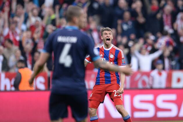 Fußball Champions League Viertelfinale Bayern München - FC Porto am 21.04.2015 in der Allianz Arena in München Torjubel zum 4:0 durch Thomas Müller ( München ), hinten