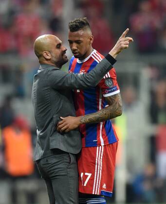 FUSSBALL CHAMPIONS LEAGUE SAISON 2014 2015 VIERTELFINALE RUECKSPIEL FC Bayern Muenchen - FC Porto 21.04.2015 Trainer Pep Guardiola (li) und Jerome Boateng (re, beide FC Bayern Muenchen) 