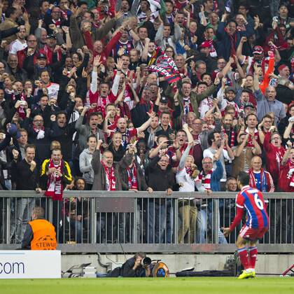 München, 21.04.2015, Allianz Arena Zuschauer jubeln mit Thiago Alcantara (FCB) FC Bayern München - FC Porto