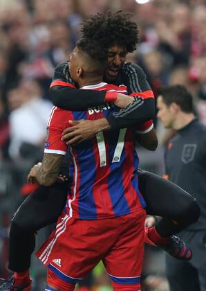 Jerome BOATENG (FCB 17) Torschuss, schiesst das Tor zum 2-0 , Jubel, Freude, Emotionen, Feiern, Lachen, jubelt, freuen, reisst die Arme hoch, ballt die Faust mit DANTE, FCB 4 FC BAYERN MUENCHEN - FC PORTO , Fussball UEFA Champions League, Viertelfinale Rueckspiel, Muenchen, 21.04.2015 CL Saison 2014 2015, FCB, Muenchen
