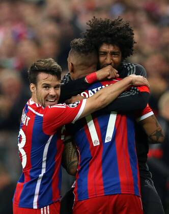 Jerome BOATENG (FCB 17) Torschuss, schiesst das Tor zum 2-0 , Jubel, Freude, Emotionen, Feiern, Lachen, jubelt, freuen, reisst die Arme hoch, ballt die Faust mit DANTE, FCB 4 , Juan BERNAT, FCB 18 FC BAYERN MUENCHEN - FC PORTO , Fussball UEFA Champions League, Viertelfinale Rueckspiel, Muenchen, 21.04.2015 CL Saison 2014 2015, FCB, Muenchen