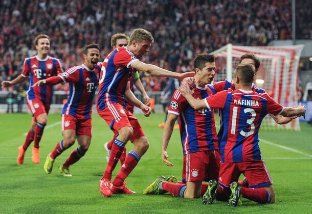 Jubel nach dem Tor zum 3-0: Torschuetze Robert LEWANDOWSKI (Mitte BAY) jubelt mit RAFINHA (13 BAY) Fussball international UEFA Championsleague, Saison 2014 2015, Viertelfinale Rueckspiel: FC Bayern Muenchen - FC Porto in Muenchen, Deutschland am 21.04.2015,