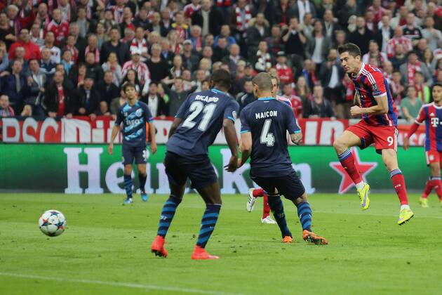 21.04.2015, xjfx, Fussball UEFA Champions League, FC Bayern Muenchen - FC Porto, v.l.Ricardo Pereira (FC Porto),Maicon (FC Porto),Robert Lewandowski (FC Bayern Muenchen) Goal scored, Tor zum 5:0